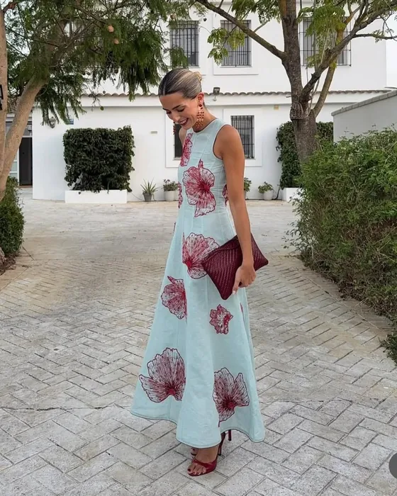 Look feminino: vestido azul-claro sem mangas com estampa de corais em vermelho
