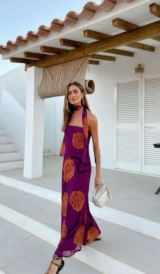 Look feminino: vestido longo roxo com estampa floral em tom laranja