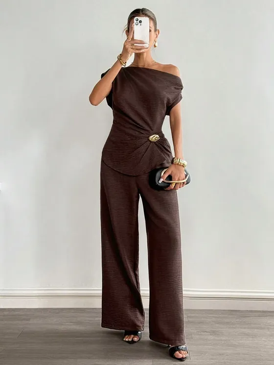 Look feminino: conjunto marrom — blusa assimétrica de um ombro e calça pantalona