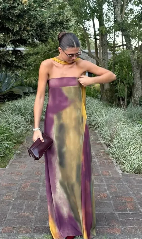 Look feminino: vestido longo tomara-que-caia com estampa abstrata em roxo e amarelo