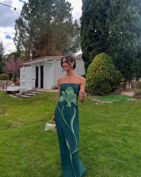 Look feminino: vestido longo teal tomara-que-caia com estampa de lírio
