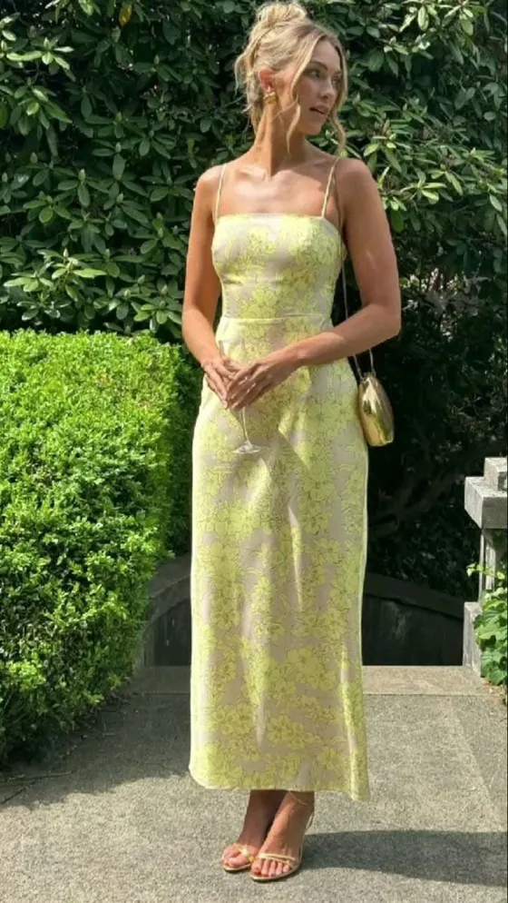Look feminino: vestido slip amarelo-claro com estampa delicada