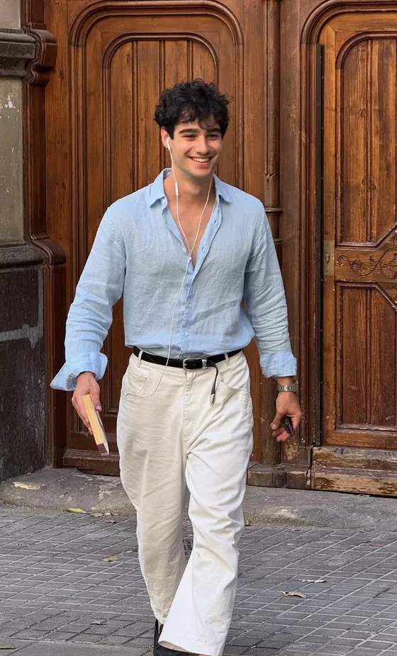 Look masculino: camisa de linho azul-clara e calça off-white de alfaiataria