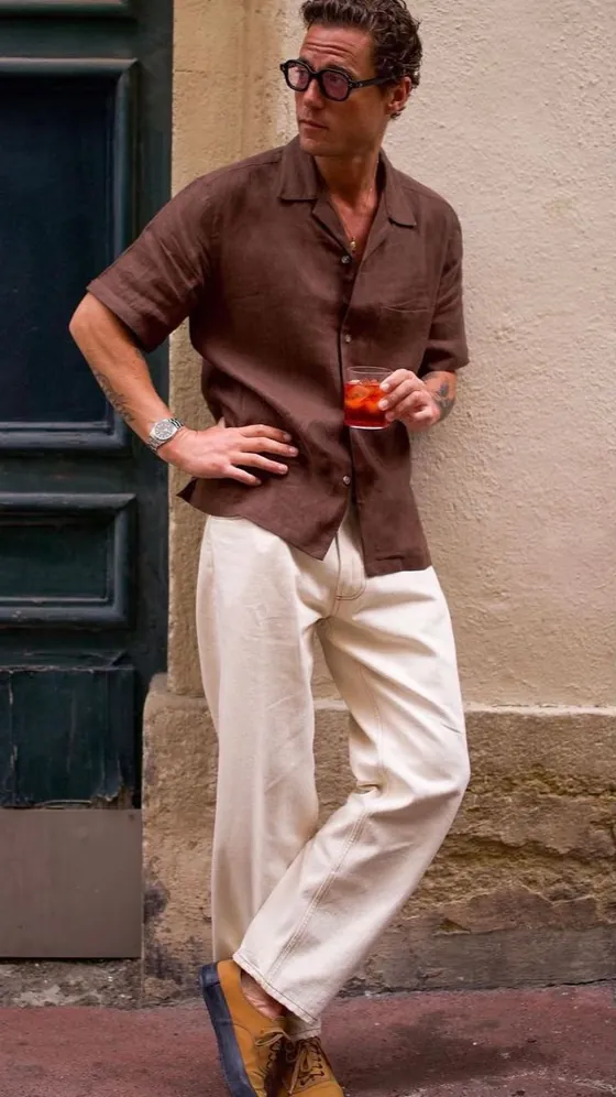 Look masculino: camisa de linho marrom de manga curta e calça off-white